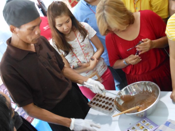 Everyone is watching very closely! ^^