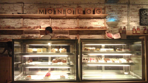 Monolog Cake Display 01
